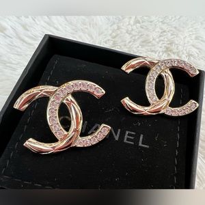 Chanel CC earring.